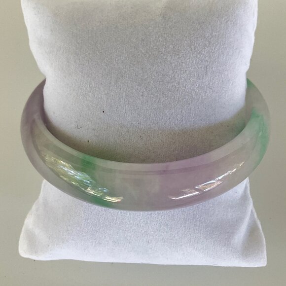 Small Pale Lavender Jade Domed Bangle Bracelet - Picture 8 of 12